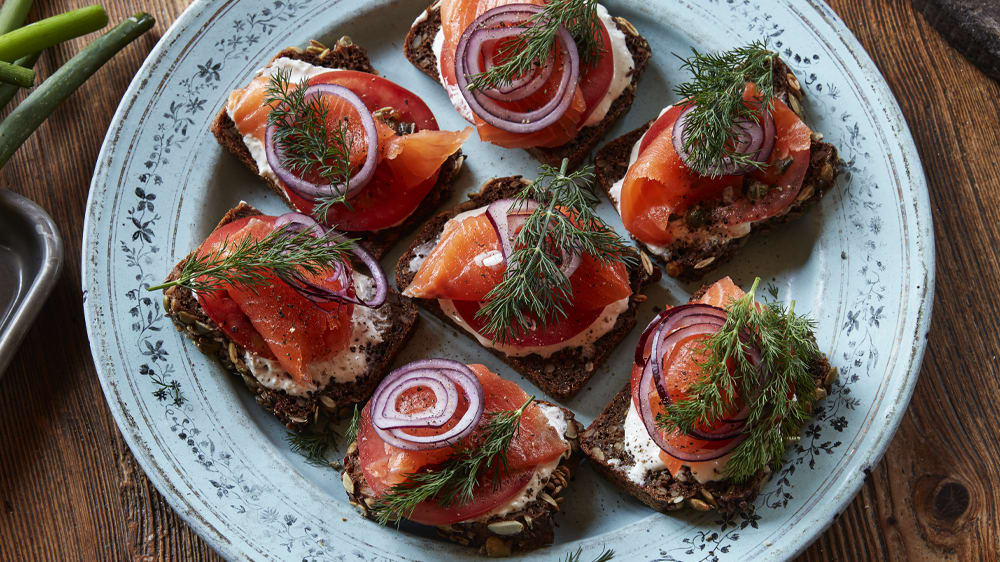 Rökt lax på kavring med kapris