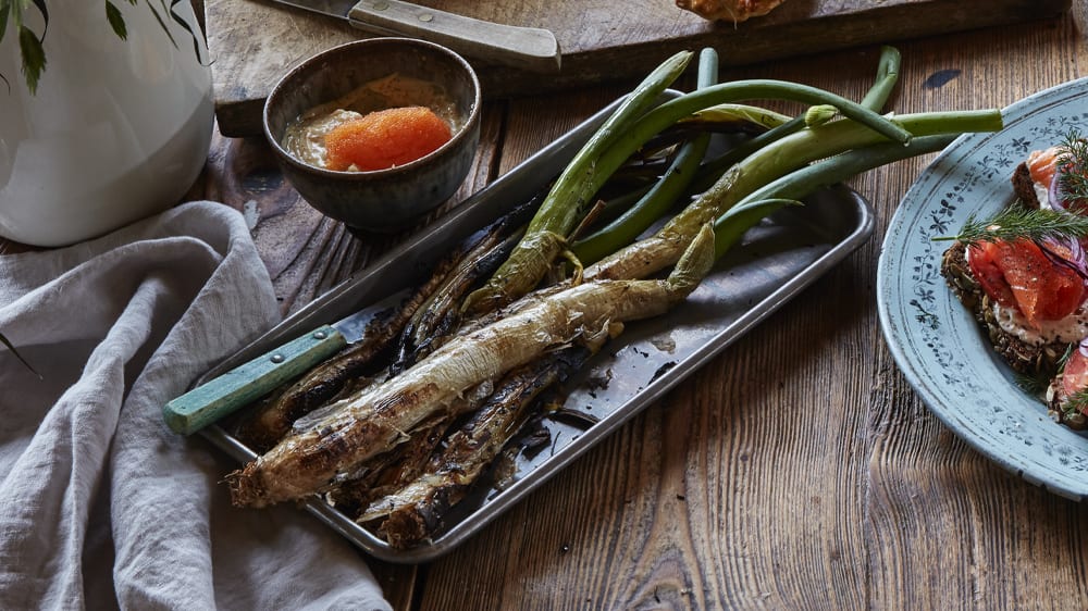 Grillad färsk lök med löjromsdipp