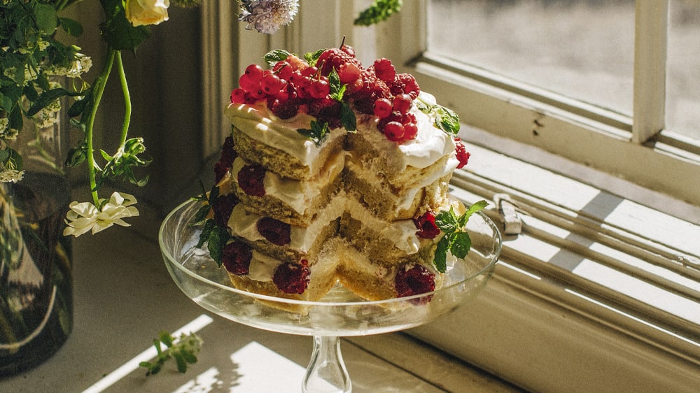 Victoria sponge cake med lemon curd och röda bär