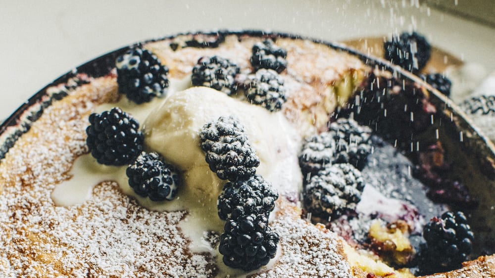 Björnbärsclafoutis med mandel och vaniljglass