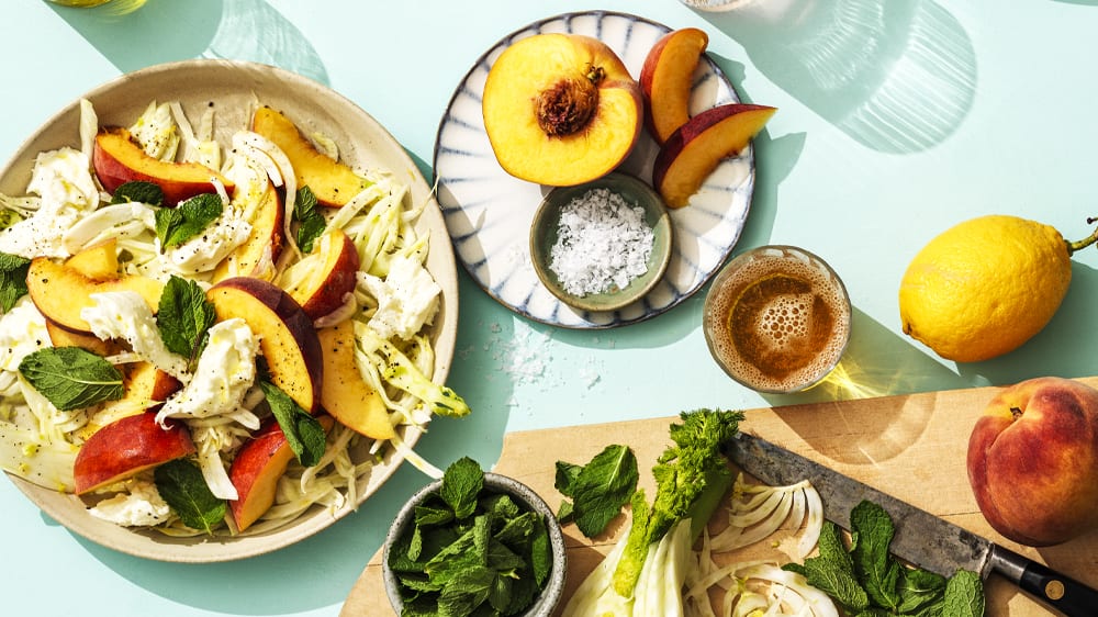Sallad med hyvlad fänkål, citron, persika och mozzarella