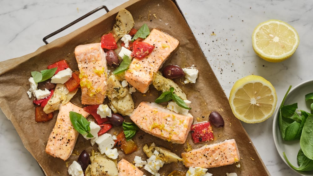 Ugnsbakad lax med inlagda grönsaker och feta