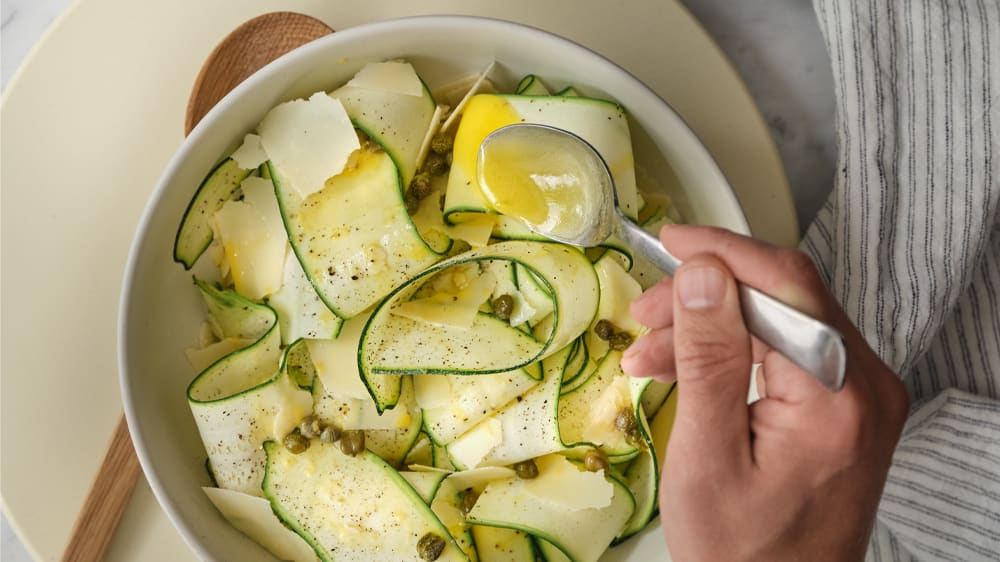 Zucchinisallad med kapris och citron