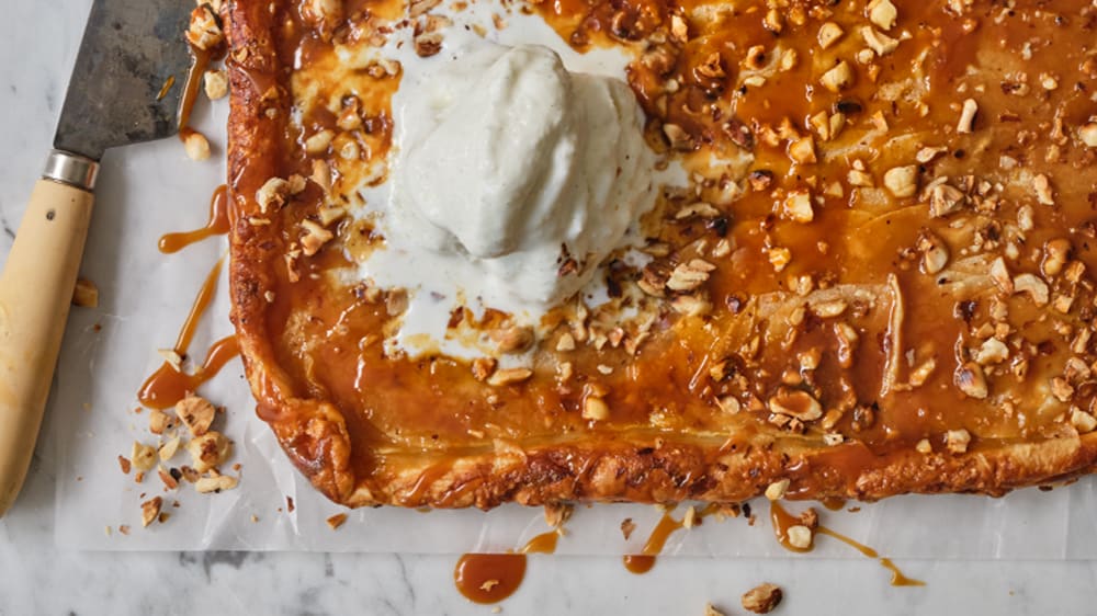 Pärontarte med kola och rostade hasselnötter