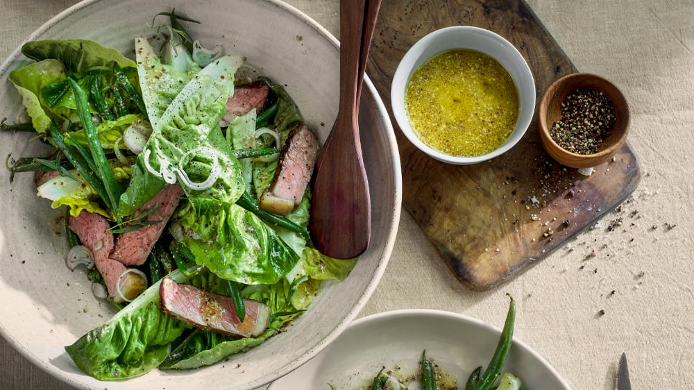 Biffsallad med färska bönor och dijonsenap