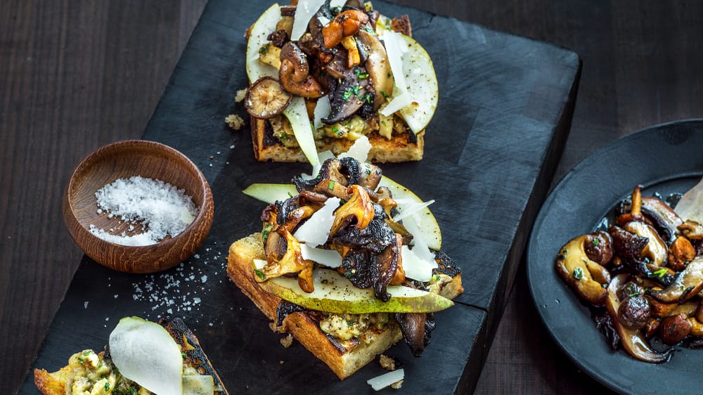 Stekt surdegssmörgås med auberginekräm, svamp och päron