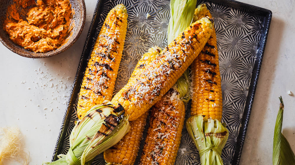 Grillad majs med rökt paprika- och dillsmör och riven fetaost