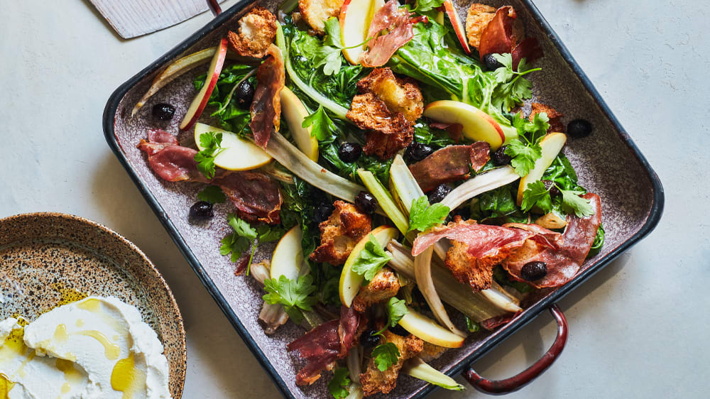 Ljummen mangoldsallad med äpple, prosciutto, ricotta och surdegskrutonger