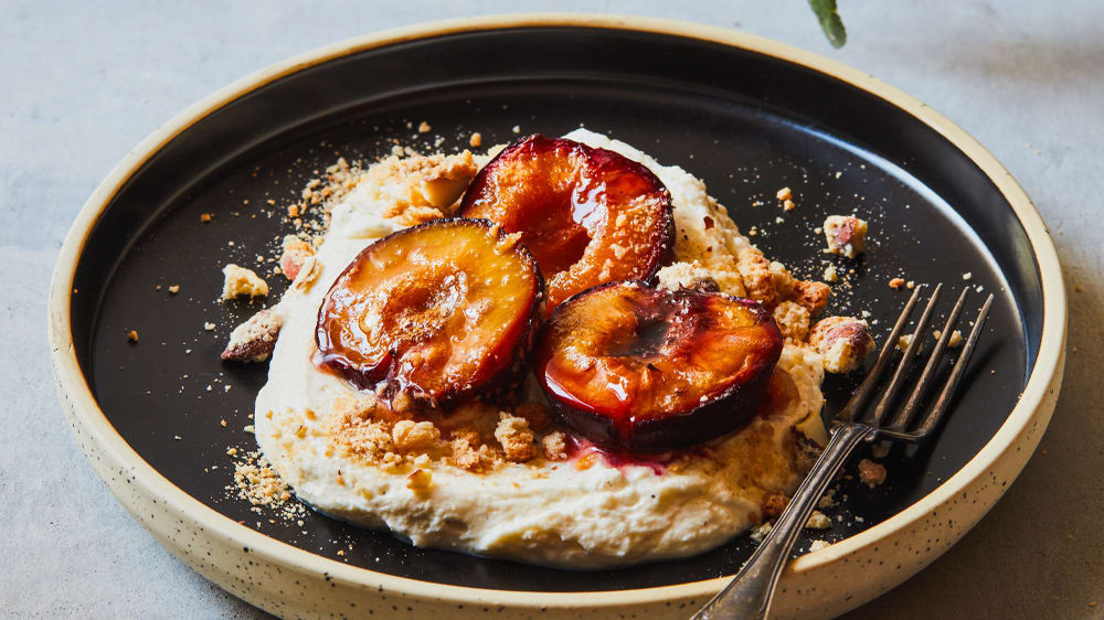 Rostade plommon med vispad vaniljmascarpone och biscottismulor
