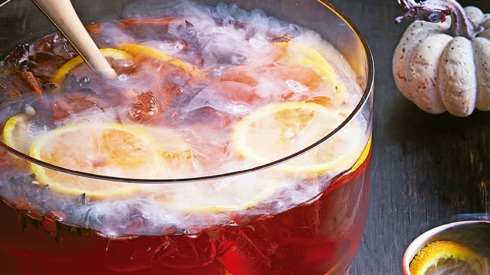 Magisk fruktbål med hibiscusblom