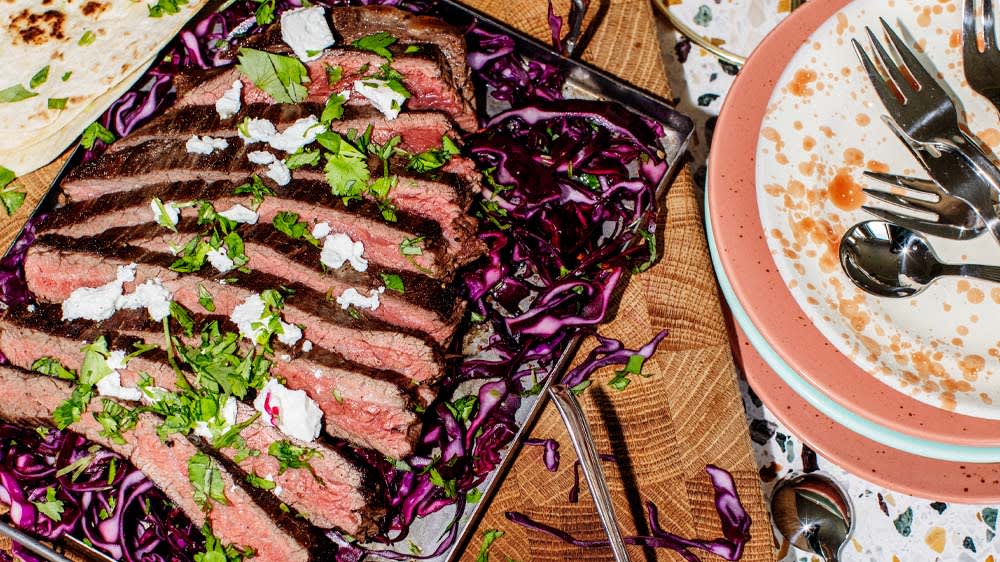 Flankstekstaco med rödkålsröra och vitost