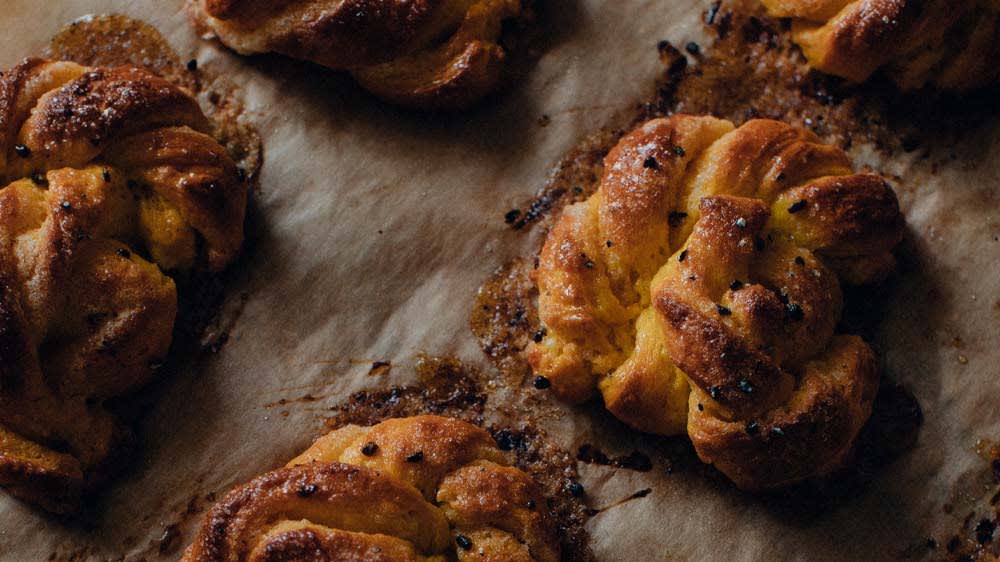 Saffransknutar med brynt smör- och apelsinfyllning & kardemummasocker