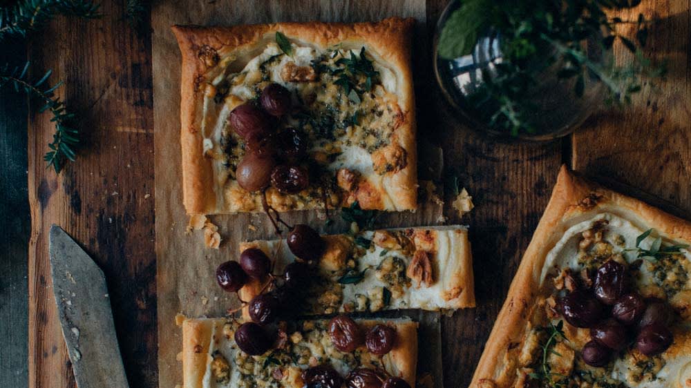 Smördegsﬂarn med stiltonost, blå vindruvor, valnötter & timjan