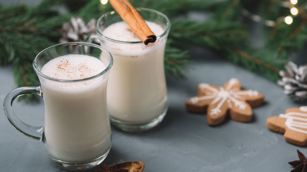 Klassisk eggnog med konjak och rom