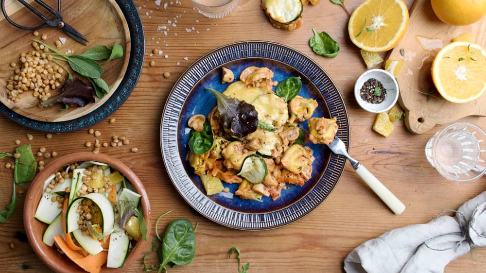 Tortellinigratäng med tomat, svamp och salvia