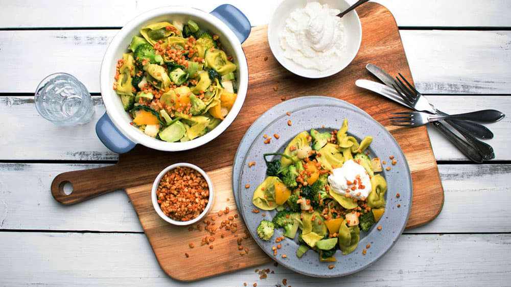 Tortellini med mandelsmör, broccoli och spenat