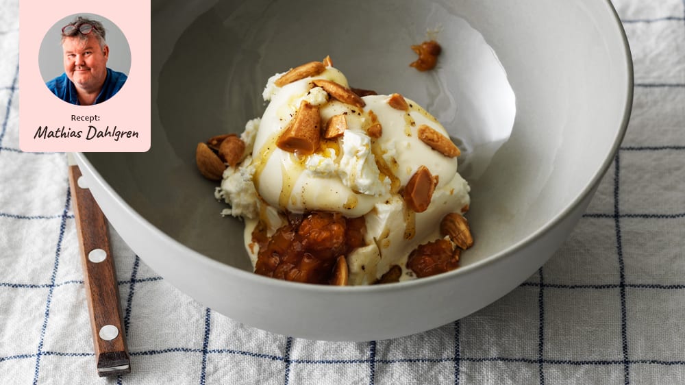 Fetaost med hjortronsylt och salta mandlar