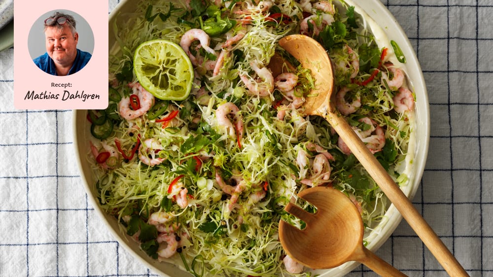 Het vitkålssallad med räkor och lime