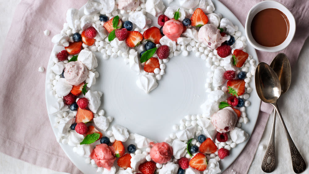 Alla hjärtans dessert med glass, bär och smält chocklad