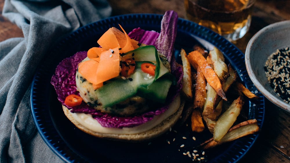 Fisk- och algburgare med asiatiska smaker & ugnsrostade rotfruktspommes