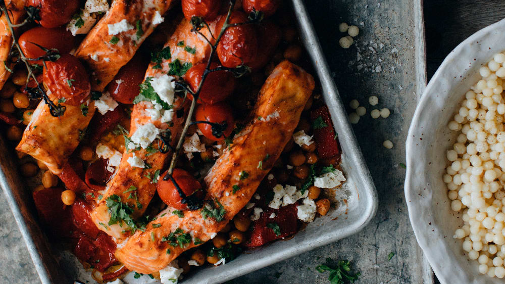 Ugnsbakad lax med harissa, kikärter, rostad paprika, körsbärs- tomater och feta