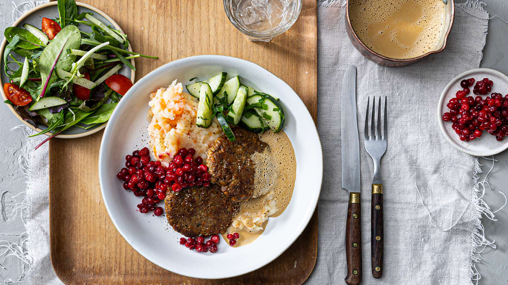 Grönpepparbiffar med rotfruktsmos, gräddsås och lingon