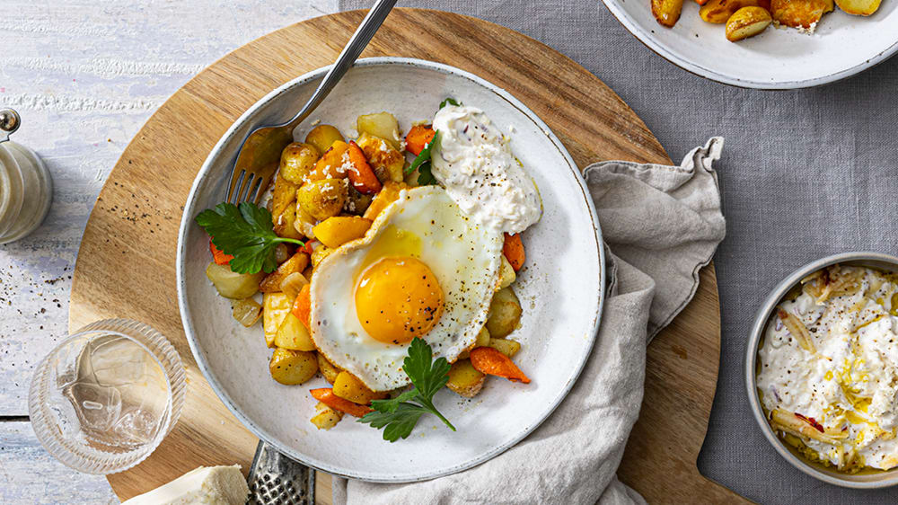 Vegetariskt pytt i panna med senaps-och äpplekräm