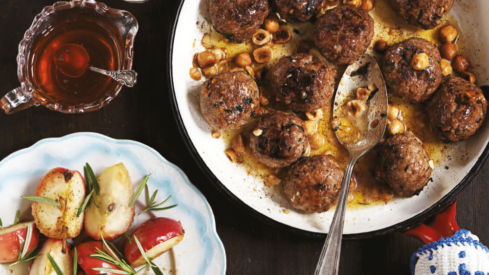 Nötiga kalvfärsbullar med smörbrynta äppelklyftor