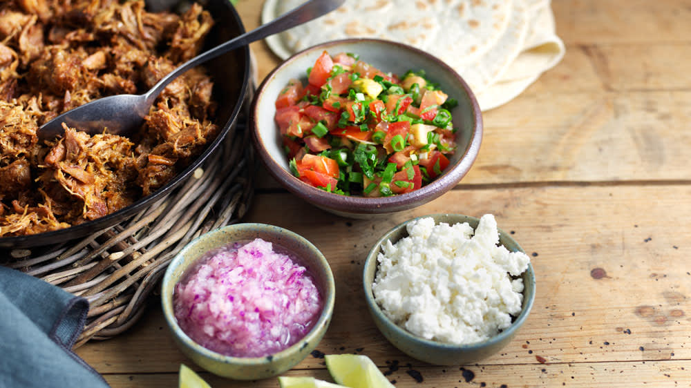 Pork carnitas med tomat & majssalsa, riven feta och picklad rödlök