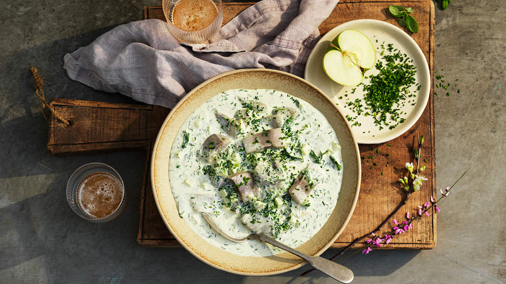 Krämig basilikasill med äpple och gräslök