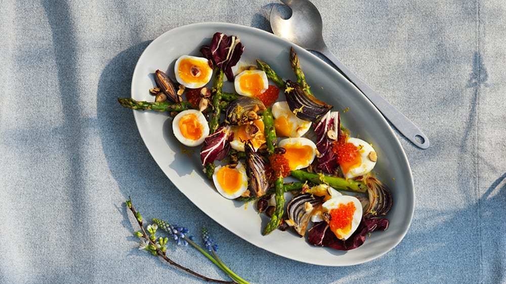Vårig äggsallad med grillad sparris, ugnsbakad rödlök, löjrom och brynt hasselnötssmör