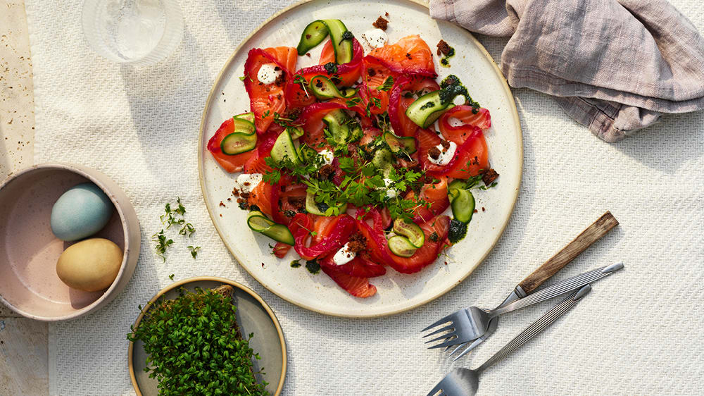 Rödbets- och gingravad lax med picklad gurka, dillolja, pepparrotscreme och kavringssmul