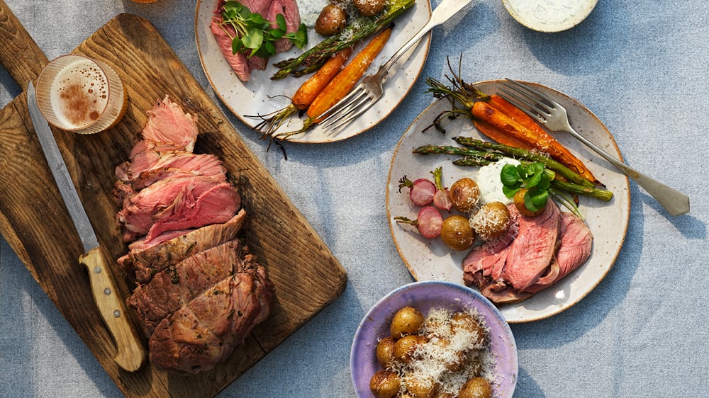 Lammstek provencal bakad i olivolja med ugnsrostad parmesanpotatis, grillade primörer och örtsås