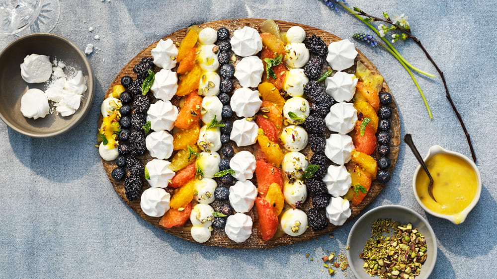 Marängdessert med passionsfruktskräm, citrus och vispad grädde