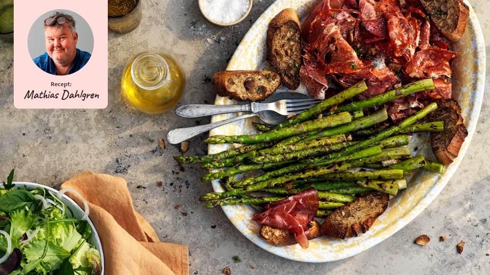 Grillad sparris med charkuterier