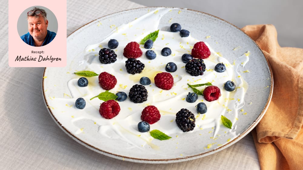 Grekisk yoghurt med färska bär och honung