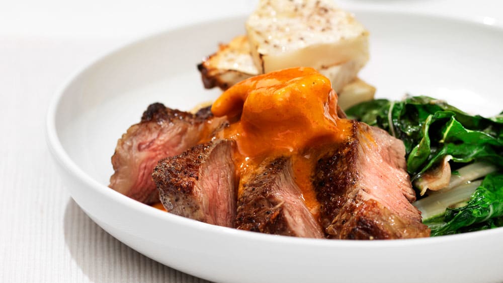 Entrecôte med currysmör, ingefärsstekt mangold och ugnsbakad rotselleri