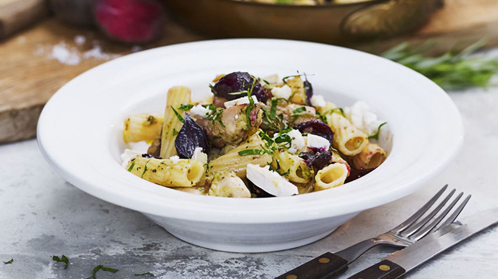 Kyckling med pesto, ugnsbakade rödbetor, chèvre och pestofräs