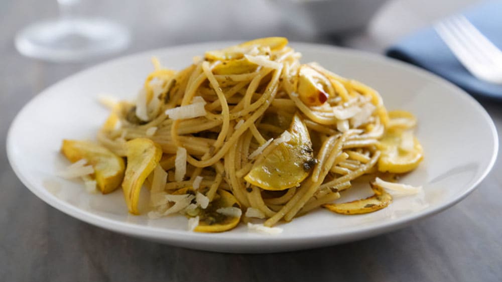 Spaghetti med squash pesto och parmesanost