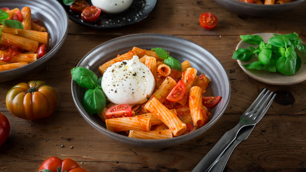 Tortiglioni med tomatsås och burrata