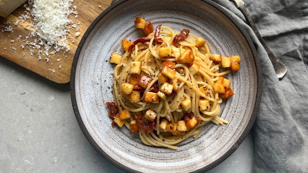 Vegetarisk carbonara med halloumi och soltorkade tomater