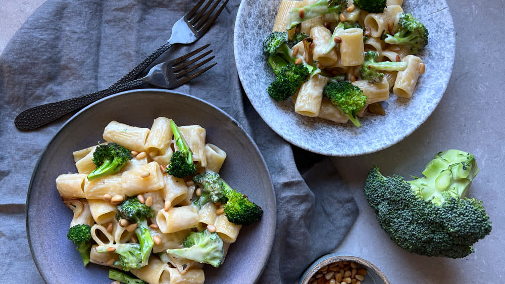 Krämig ostpasta med rostad broccoli och pinjenötter