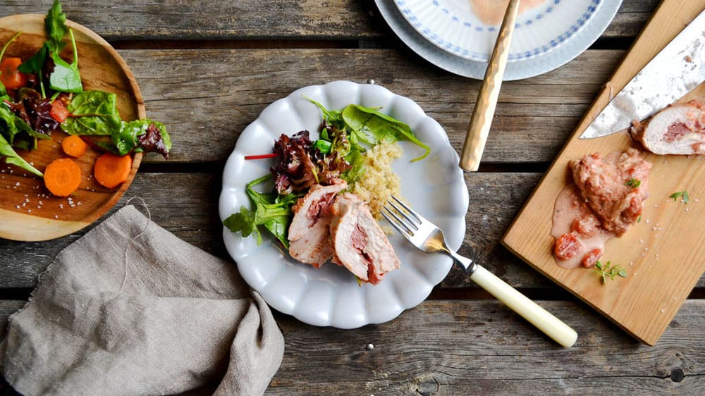 Salami- och mozzarellafylld kycklingfilé i tomatsås