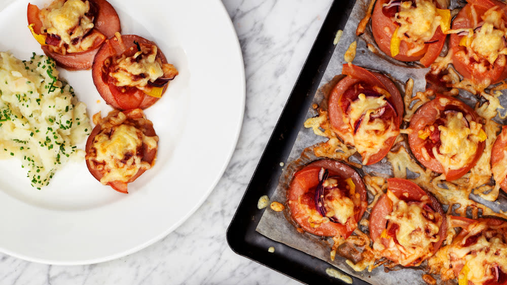 Ugnsgratinerad falukorv med salsa roja, ost och lök