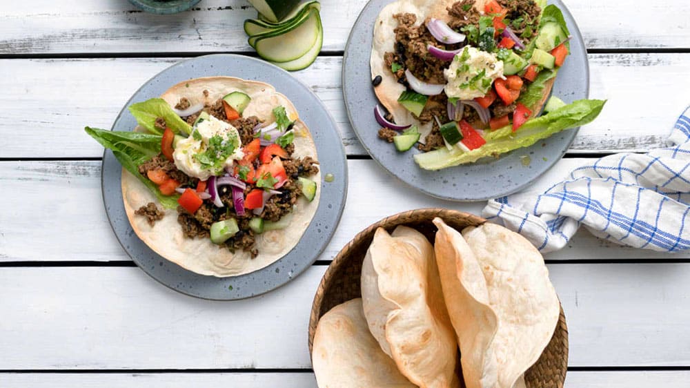 Tostadas med nötfärs, ostkräm & grönsaker