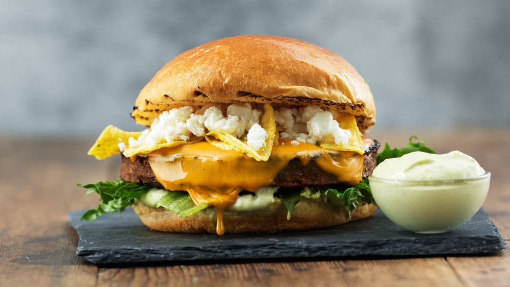 Vegoburgare med avokadomajo, nachochips & fetaost
