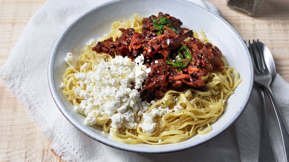 Svart linsbolognese med fetaostsmul