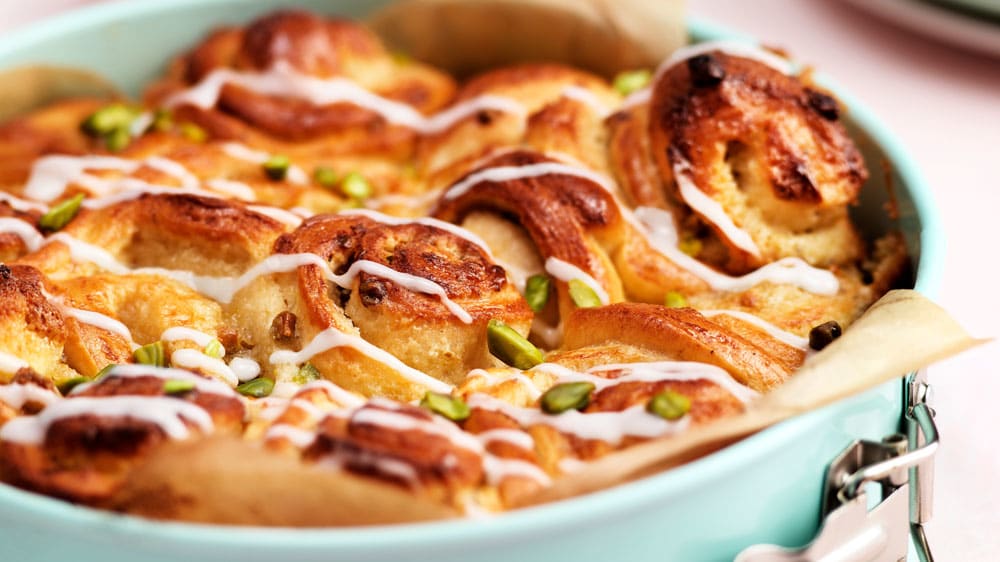 Butterkaka med lemon curd och pistage