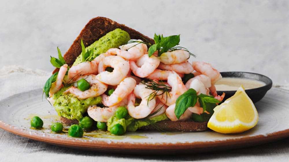 Räkmacka med grön ärthummus, mynta, ägg och tahini