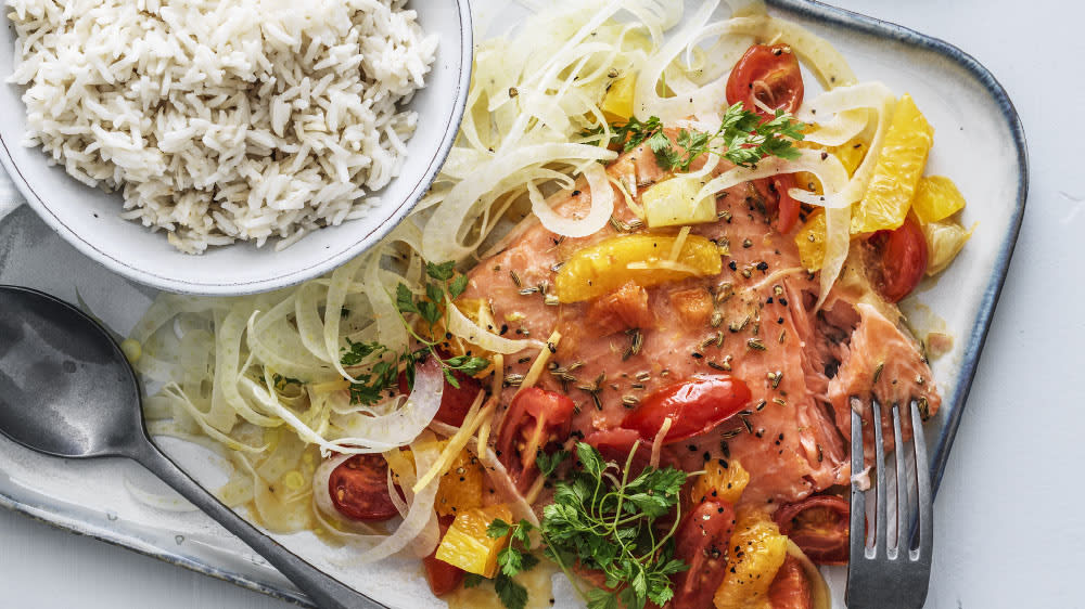 Långsamt bakad lax med apelsin, tomat & ingefära, krispig fänkål & coconut rice